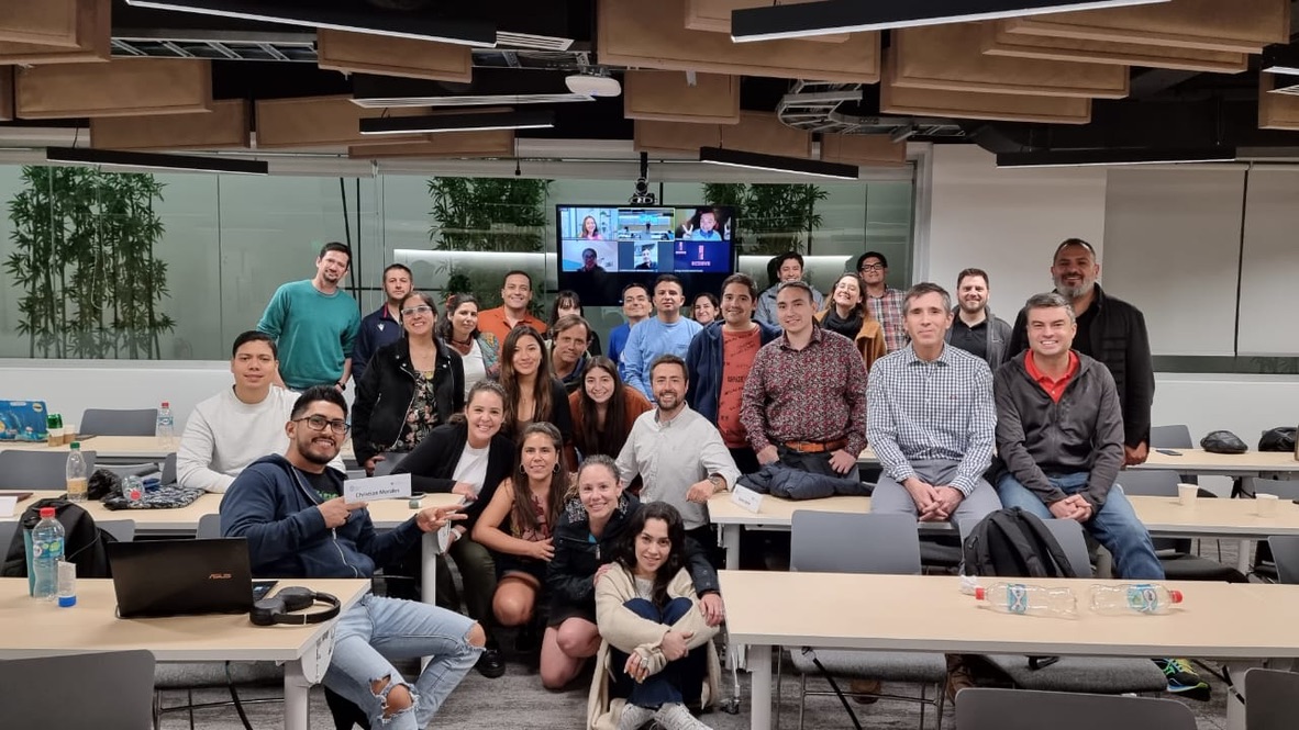 Equipo de ShiftLab y Tecnigen en la ceremonia de egreso de la formación Embajadores del Cambio
